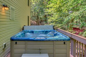 Outdoor spa tub - Grizzly by PMR, 5BR Quiet Mountain Home, Dog Friendly, Near Lake & Ski (Lake Harmony)