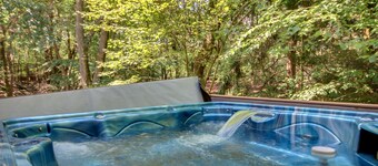 "Grizzly" Near Lake/ Beach Access/ Skiing, Hot Tub, Pool Table, Gas Grill