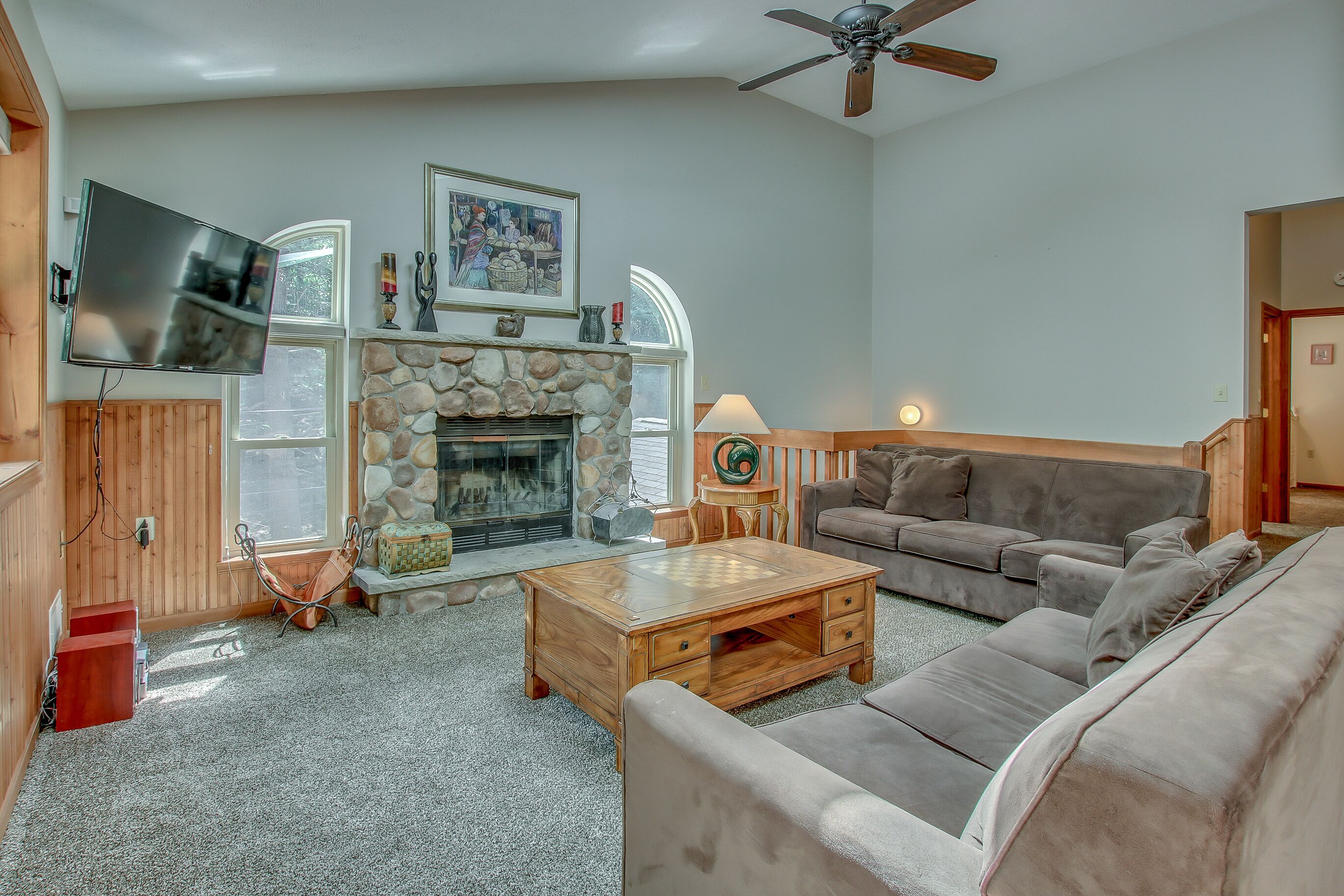 "Grizzly" Near Lake/ Beach Access/ Skiing, Hot Tub, Pool Table, Gas Grill