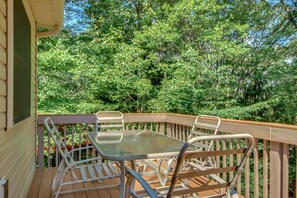 Outdoor dining - Grizzly by PMR, 5BR Quiet Mountain Home, Dog Friendly, Near Lake & Ski (Lake Harmony)
