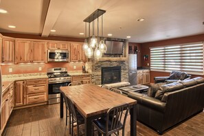 Frigorífico, microondas, horno y placa de cocina