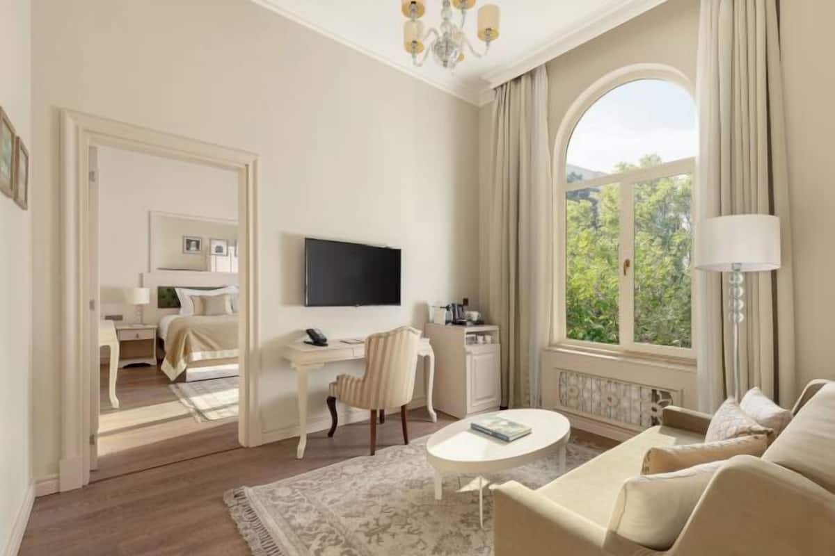 Premium bedding, pillow-top beds, minibar, in-room safe