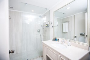 Dusche, Designer-Toilettenartikel, Haartrockner, Bademäntel
