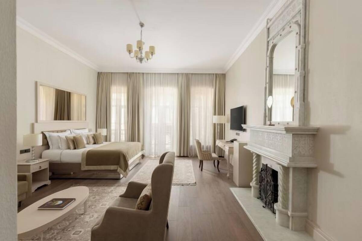 Premium bedding, pillow-top beds, minibar, in-room safe