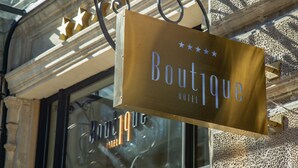 Señal para 'Boutique Hotel' con una calificación de 4 estrellas.