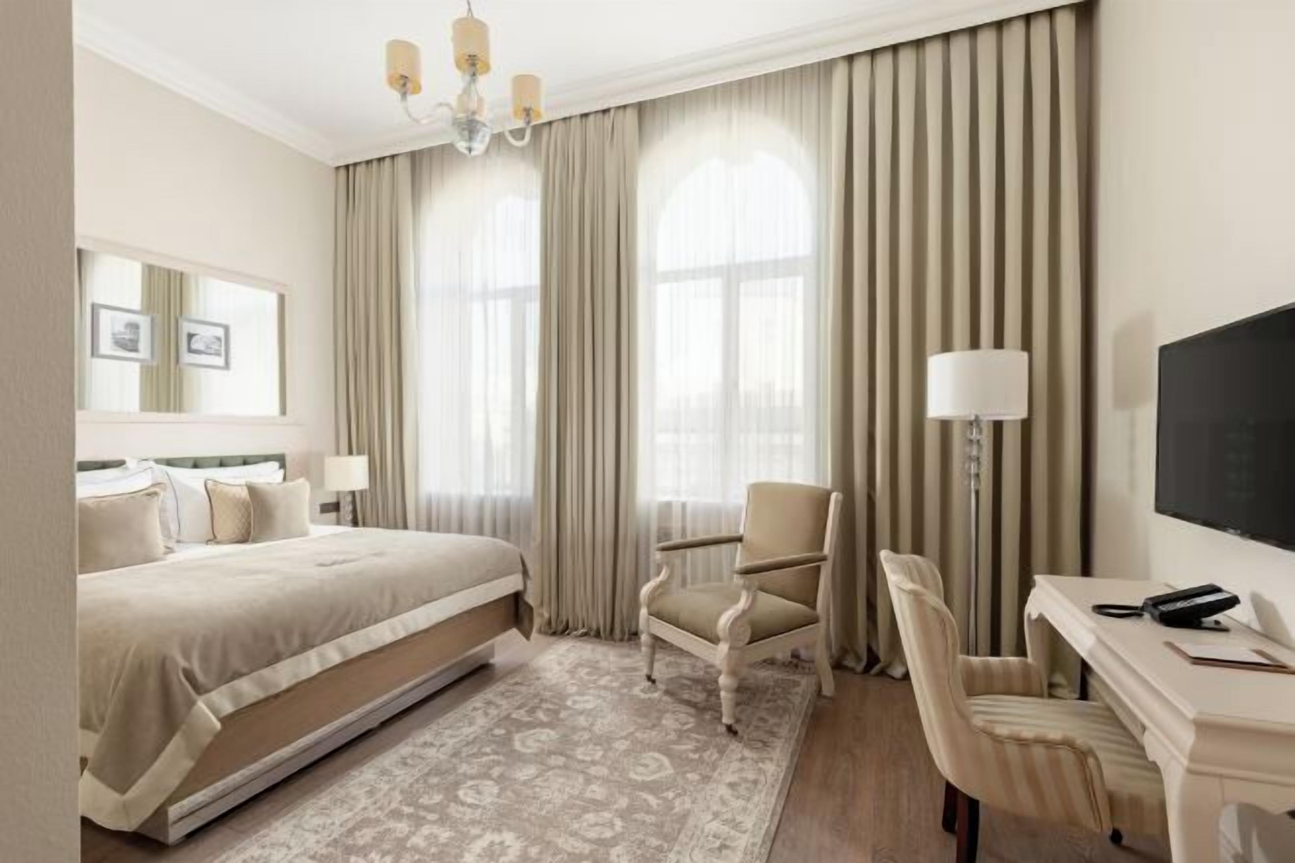 Premium bedding, pillow-top beds, minibar, in-room safe