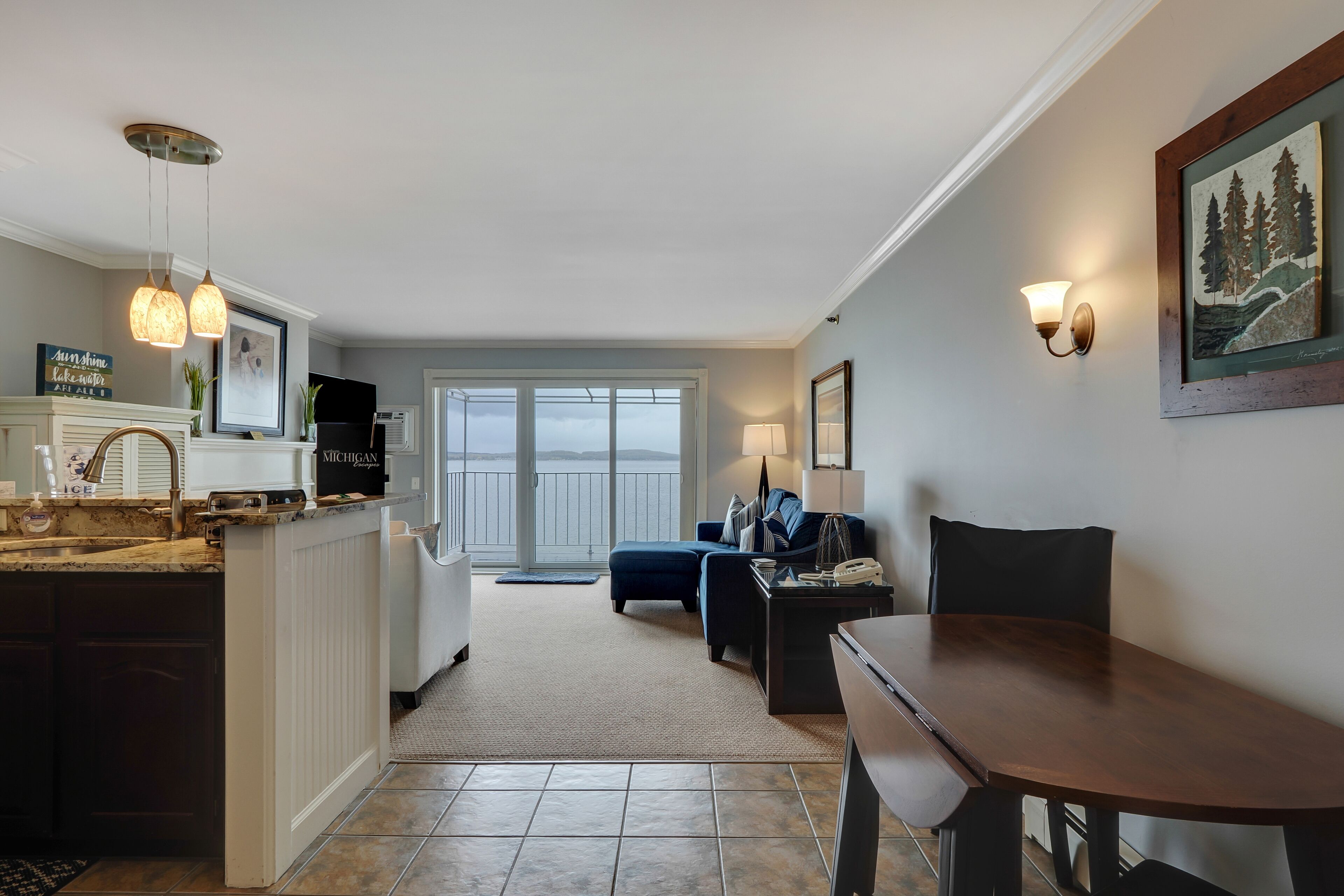 Televisión de pantalla plana y chimenea 