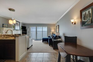 Télévision à écran plat, cheminée