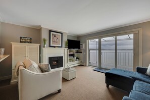 Télévision à écran plat, cheminée