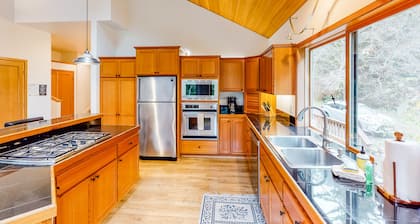 Ylellinen joenrantakoti w / useita hehtaareja, poreallas ja uima-aukot - koirat OK!