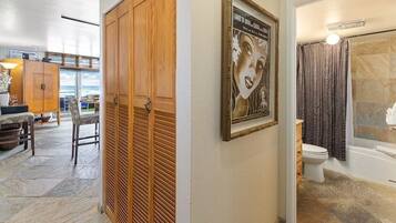 Combined shower/tub, hair dryer, towels