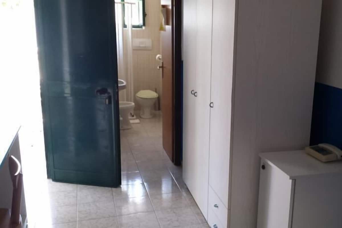 Twin Room, 2 Single Beds | Minibar, in-room safe, desk, bed sheets