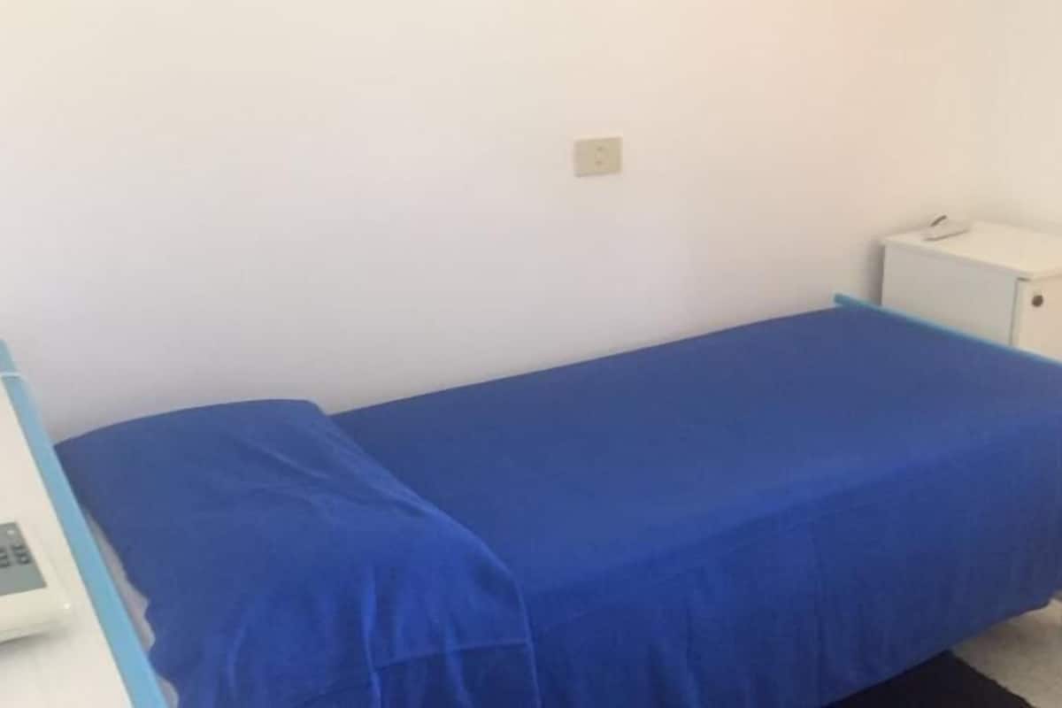 Minibar, brankas, meja kerja, dan seprai linen