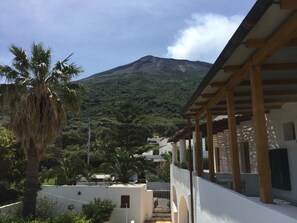 Une vue sur une montagne, avec un bâtiment blanc au premier plan.