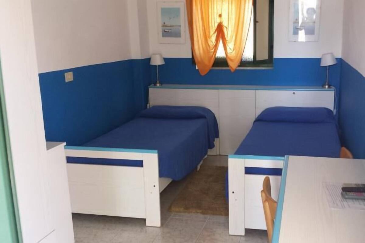 Twin Room, 2 Single Beds | Minibar, in-room safe, desk, bed sheets