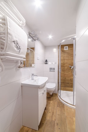 Douche, articles de toilette gratuits, sĂšche-cheveux
