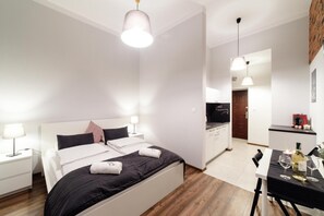 Desk, iron/ironing board, free WiFi, bed sheets - 2 Nights Apartments (Kraków)