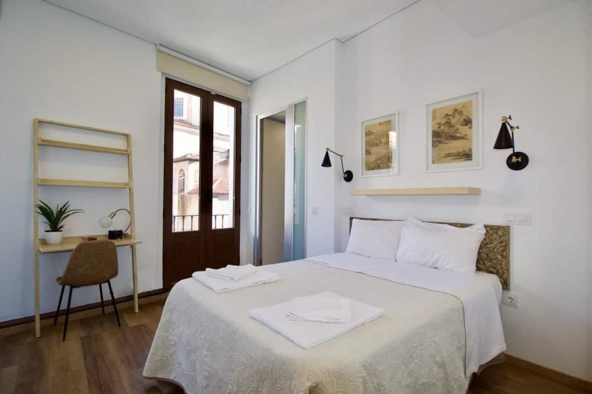 Habitación doble superior, 1 cama matrimonial, balcón, vista a la ciudad | Insonorización, wifi gratis, ropa de cama y acceso para silla de ruedas