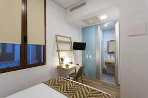 Basic Double Room, 1 Double Bed | Soundproofing, free WiFi, bed sheets, wheelchair access - The Bridge Huertas (Madrid)