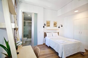 Superior Double Room, 1 Double Bed, Balcony, City View | Soundproofing, free WiFi, bed sheets, wheelchair access - The Bridge Huertas (Madrid)