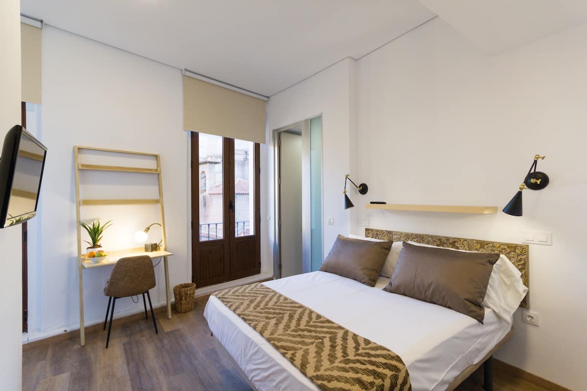 Habitación básica doble, 1 cama matrimonial | Insonorización, wifi gratis, ropa de cama y acceso para silla de ruedas