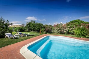 Una piscina al aire libre de temporada