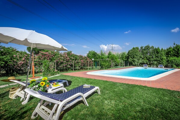 Una piscina al aire libre de temporada