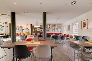 Daily continental breakfast (EUR 14 per person)