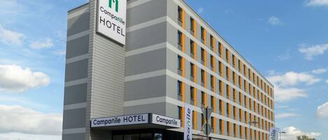 Un moderno edificio de hotel con un letrero llamativo que dice "Campanile HOTEL".
