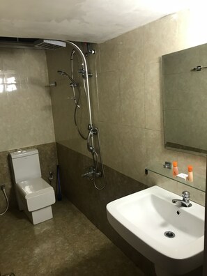 Shower, free toiletries, towels