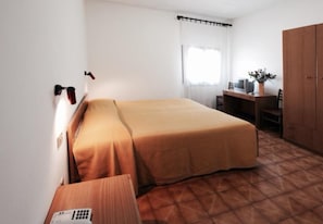 Double Room | Premium bedding, in-room safe, desk, free cribs/infant beds - Albergo Ristorante Giulietta e Romeo (Montorso Vicentino)