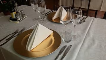 Déjeuner et dßner servis sur place, spécialités Cuisine locale