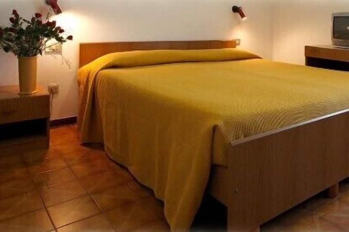Premium bedding, in-room safe, desk, free cots/infant beds