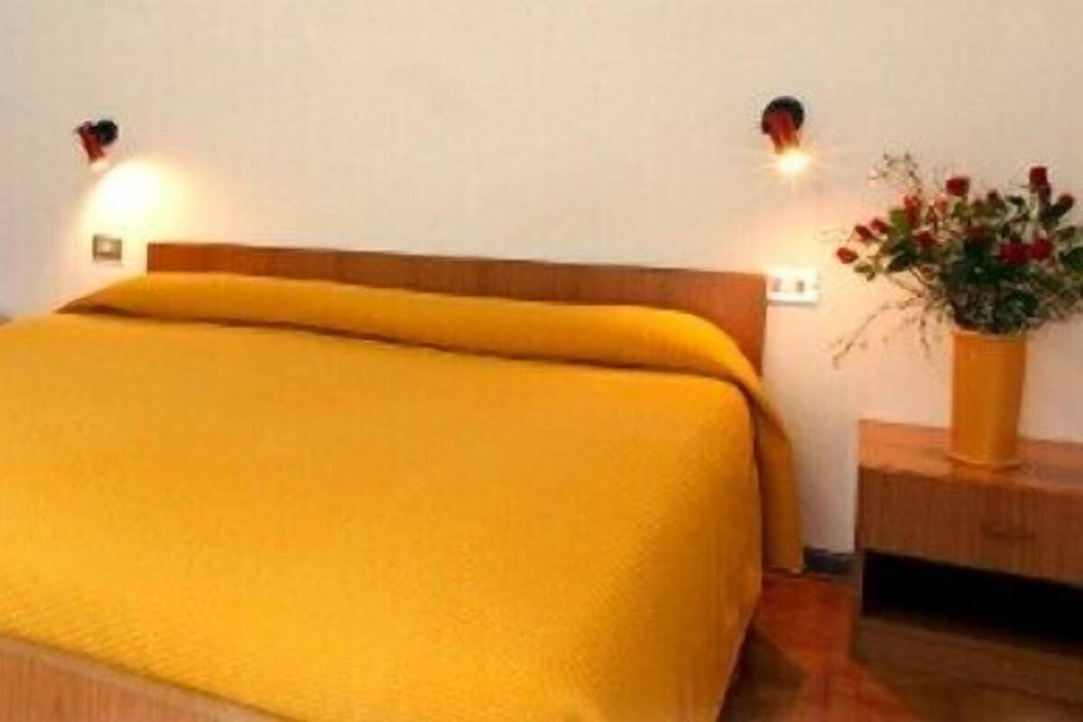 Premium bedding, in-room safe, desk, free cots/infant beds