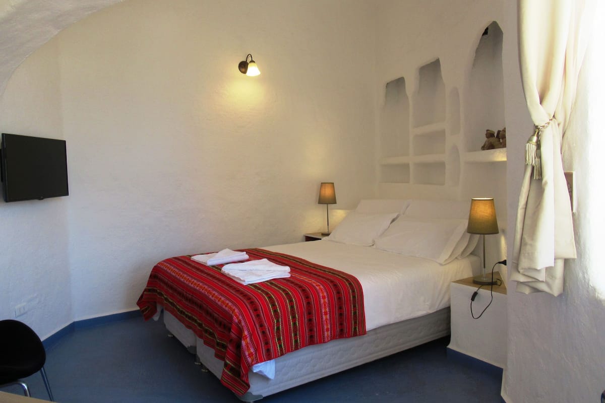 1 habitación, caja de seguridad en la habitación y escritorio