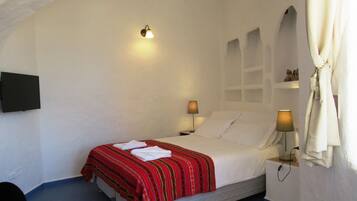 1 bilik tidur, peti besi dalam bilik, meja, kalis bunyi