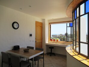 Standard-Apartment, 1 King-Bett | Essbereich im Zimmer