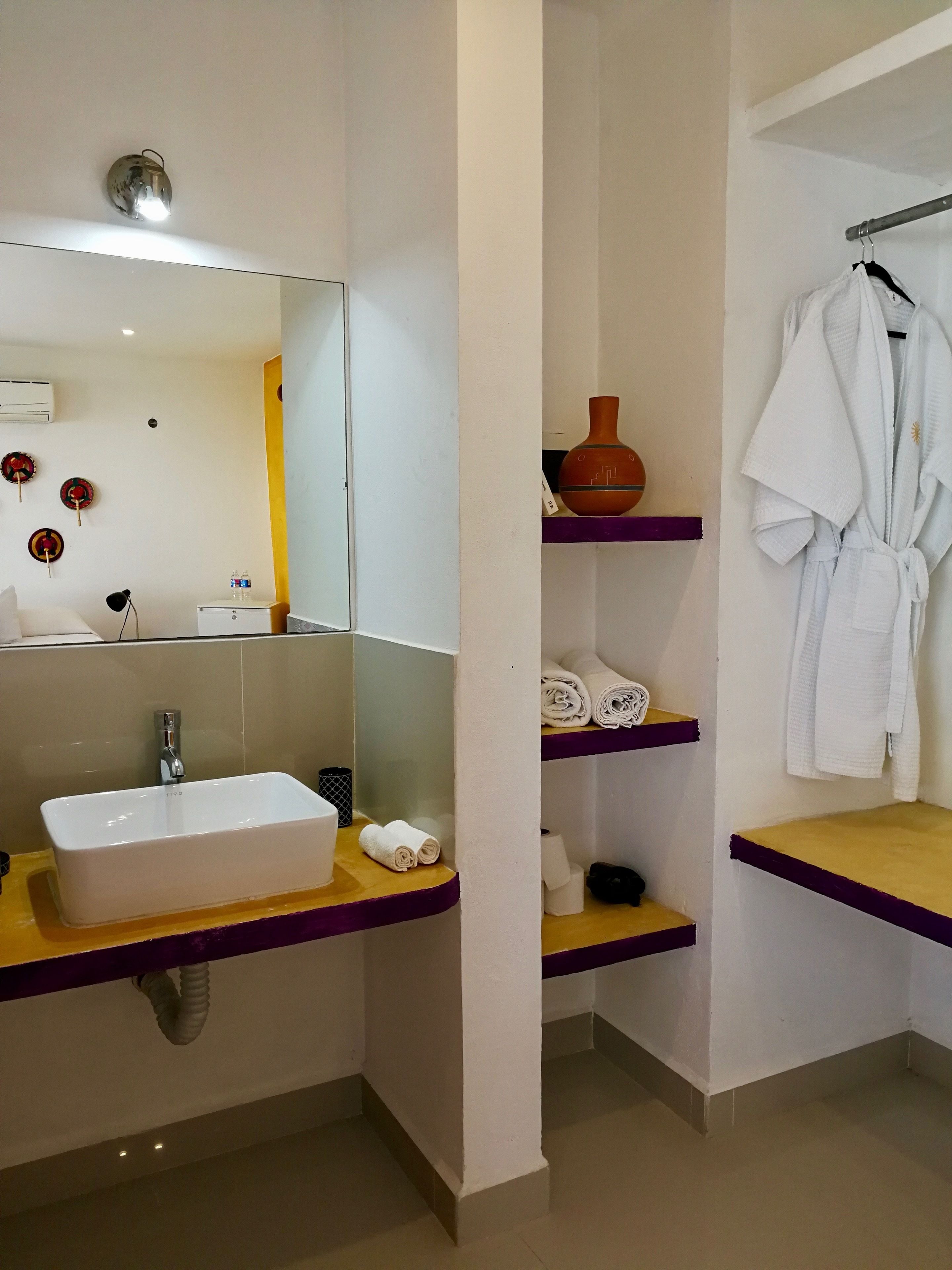 Habitación Confort, 1 cama King size | Baño | Regadera, amenidades de baño gratuitas, toallas 