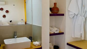 Comfort Room, 1 King Bed | Bathroom | Shower, free toiletries, towels