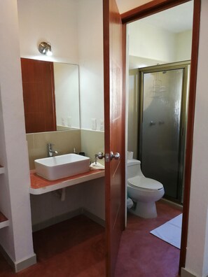 Habitació doble o amb dos llits individuals Comfort, 2 llits individuals, bany privat | Bany | Dutxa, articles de tocador gratuïts i tovalloles 