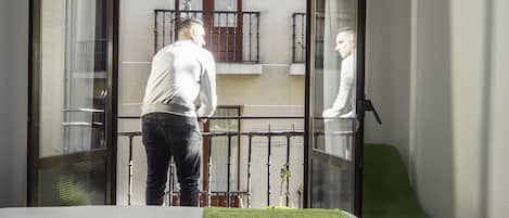Chambre simple (Exterior Private Bathroom) | Vue sur la rue