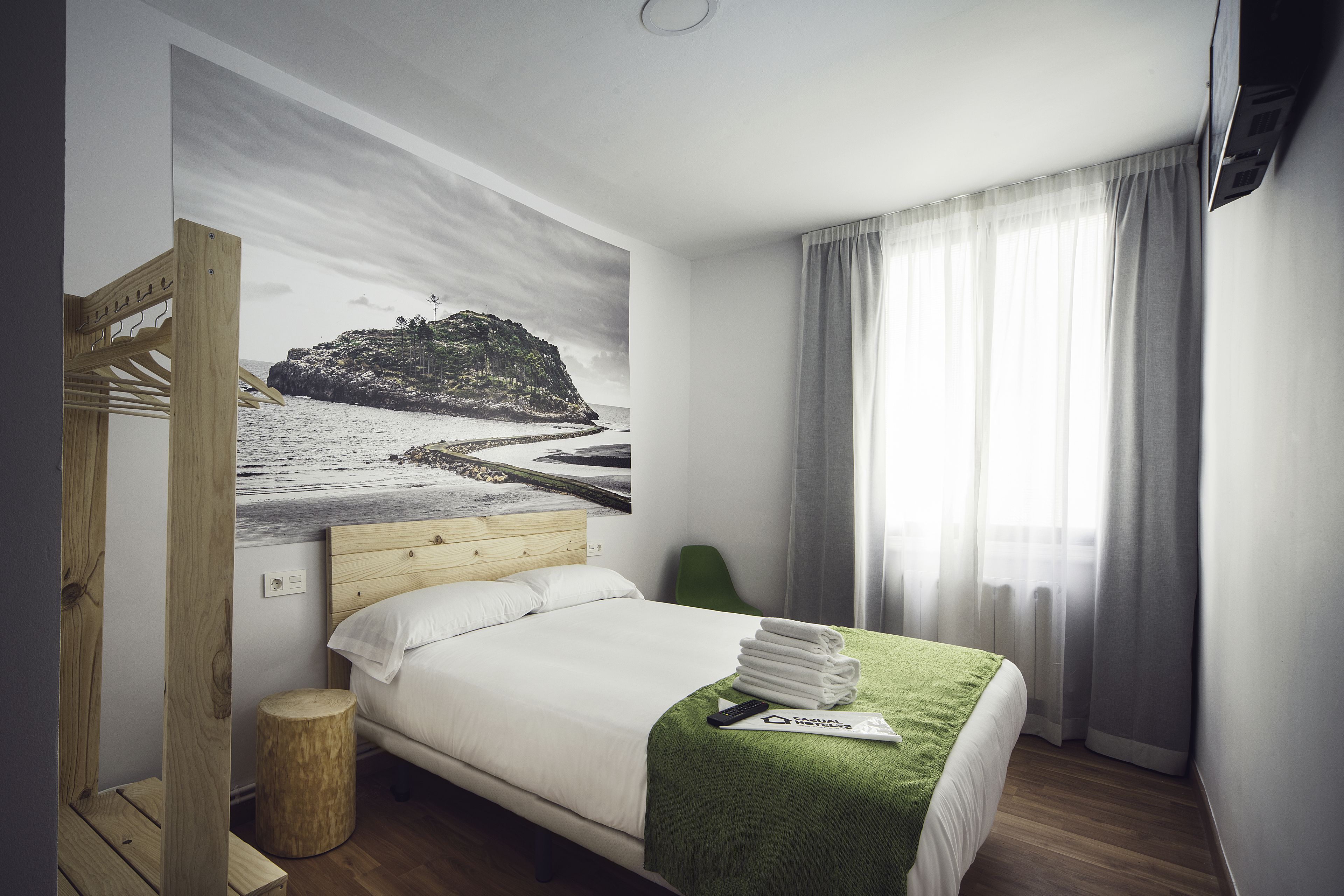 Tweepersoonskamer | Een kluis op de kamer, verduisterende gordijnen, geluiddichte muren