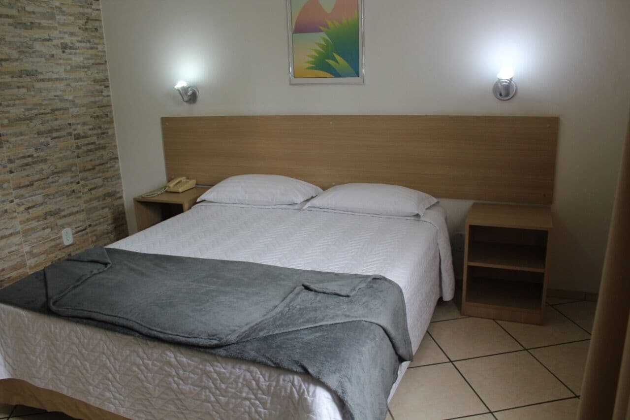 Frigobar, cofres nos quartos, escrivaninha, Wi-Fi de cortesia