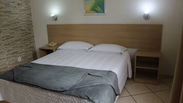 Frigobar, cofres nos quartos, escrivaninha, Wi-Fi de cortesia