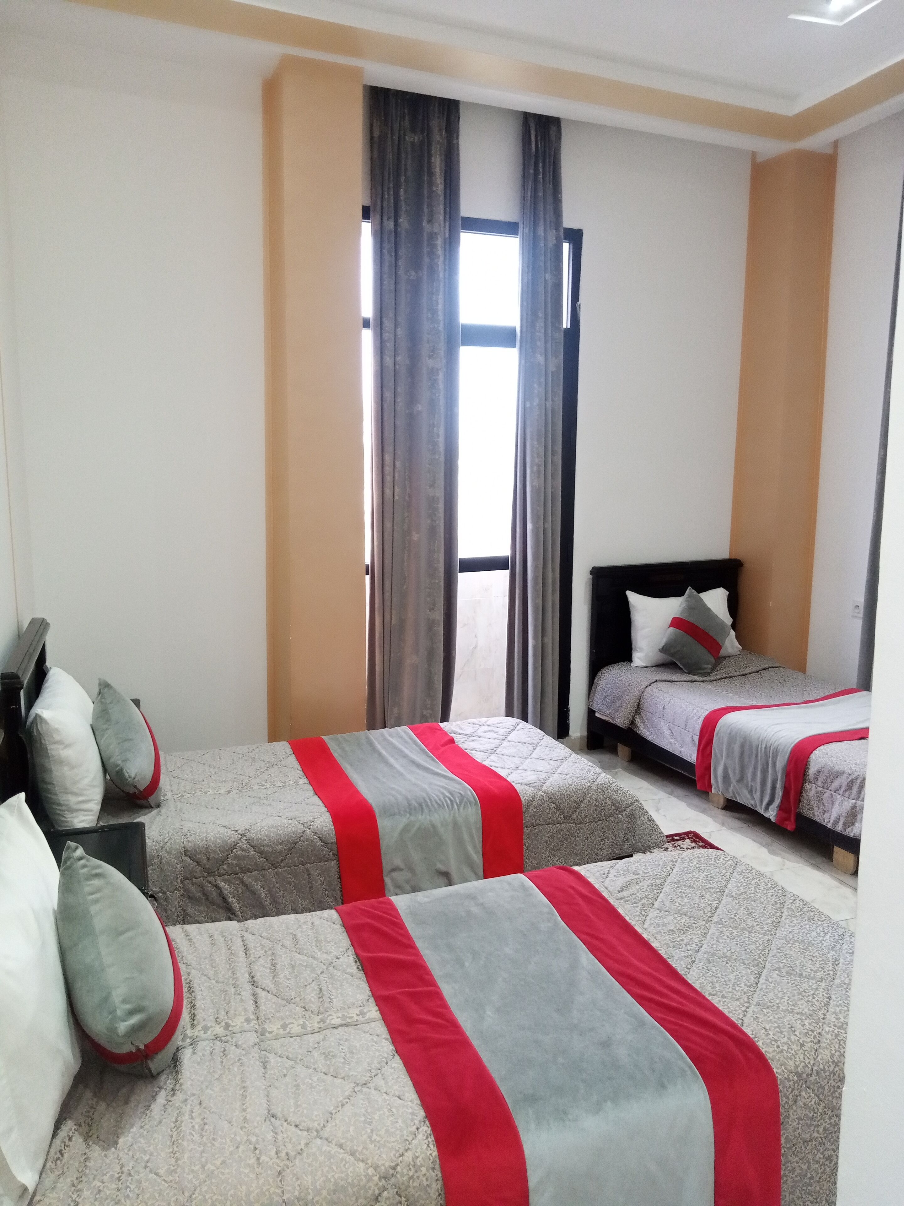 Chambre Triple Confort | Rideaux occultants, Wi-Fi gratuit, draps fournis