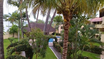 Vista frontal de la propiedad