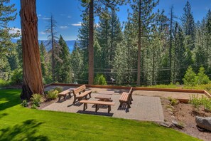 Outdoor dining - Welcome to Rising Sun - TLUXP (Tahoe City)