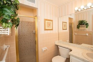 Combined shower/tub, hair dryer, towels - SERENITY 3 bedrooms, 2 bathrooms (Jekyll Island)