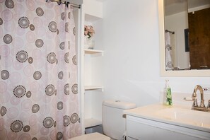 Combined shower/tub, towels - Babe-A-Lew: "Perfect for Outdoor Entertaining" (Hammondsport)