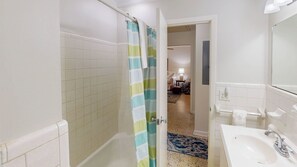 Combined shower/tub, hair dryer, towels - Krewer Duplex 2 bedrooms, 2 bathrooms (Jekyll Island)